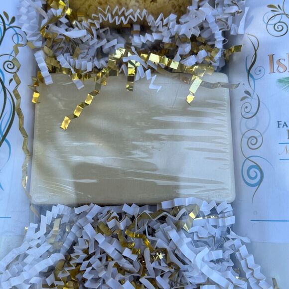 Island Relief Gift Set Goats Milk Lotion Body Wash Soap And Sponge - Almond NEW - Picture 2 of 9